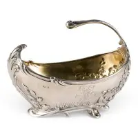 Grande coupe à anses avec décor de feuilles et monogramme gravé