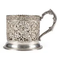 Porte-verre à thé fin avec rinceaux d'acanthe