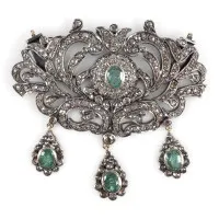 Grande broche avec ornements suspendus