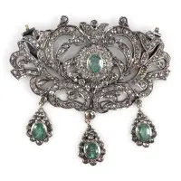 Grande broche avec ornements suspendus