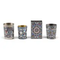Trois gobelets en émaux cloisonnés et étui à allumettes