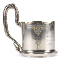 Theeglashouder met gegraveerd decor en opdrachtinscriptie 'C.C.C.R.'