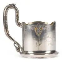 Porte-verre à thé avec décor gravé et inscription dédicatoire 'C.C.C.R.'