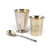 ZWEI BECHER MIT GRAVURDEKOR UND LÖFFEL