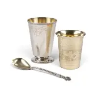 ZWEI BECHER MIT GRAVURDEKOR UND LÖFFEL