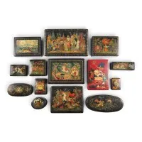 Collectie van 14 lakdozen: sprookjesscènes, 'Landschap met jager' en floraal motief
