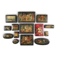 SAMMLUNG VON 14 LACKDOSEN: MÄRCHENSZENEN, 'LANDSCHAFT MIT JÄGER' SOWIE FLORALES MOTIV