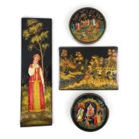 SAMMLUNG VON SECHS LACKDOSEN UND EINEM LACKBILD