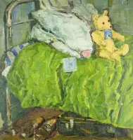 'Ours en peluche sur un lit vert'