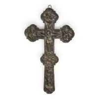 Croix à main baroque avec la Crucifixion du Christ et rocailles