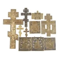 Collectie van acht bronzen iconen: crucifixen en Deesis
