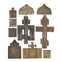 SAMMLUNG VON ZEHN BRONZE-IKONEN: KRUZIFIXE, GOTTESMUTTER 'FREUDE ALLER LEIDENDEN', AUSGEWÄHLTE HEILIGE SOWIE FESTTAGE