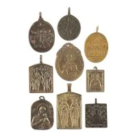 Collectie van negen icoon-hangers