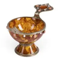 Kovsh en ambre serti d'argent