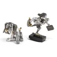 Twee sculpturen: 'Zittende hond' en 'Dame in beweging'