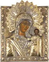 Kleine icoon van de Moeder Gods van Kazan (Kazanskaja) met oklad en twee emaille plaatjes met afkortingen 'IC' en 'XC'