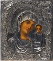 IKONE MIT DER GOTTESMUTTER VON KASAN (KASANSKAJA) MIT VERMEIL-OKLAD