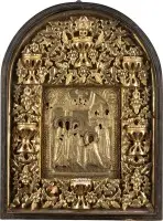 Icoon van de verschijning van de Moeder Gods aan de heilige Sergius van Radonezj met oklad in een vitrine