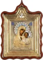 Zeer fijne icoon van de Moeder Gods van Kazan (Kazanskaja) met oklad van cloisonné-email in een kiot