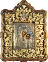 Icoon van de Moeder Gods van Kazan (Kazanskaja) met cloisonné-emaille oklad in een kiot