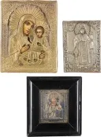 Trois icônes avec oklad : Christ Pantocrator, Mère de Dieu Iverskaïa et saint Théodose d'Ouglitch