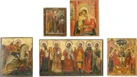 FÜNF IKONENFRAGMENTE MIT DER ALTTESTAMENTLICHEN DREIFALTIGKEIT, GNADENBILDERN DER GOTTESMUTTER UND HEILIGEN