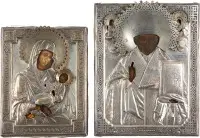 Twee kleine iconen met zilveren oklad: Moeder Gods 'Lenig mijn verdriet' en de heilige Nicolaas van Myra