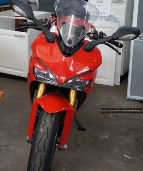 1 Motorrad Ducati, EZ 05/17, HU 07/27, Benziner, Schalter, abgl. km-Stand 38.374 , Hubr.937, kW 81, 1 Schlüssel, kein Brief