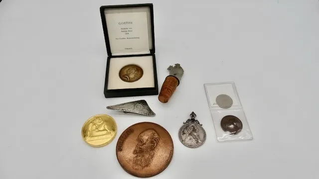 1 lot de médailles et bijoux