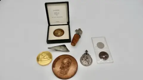 1 lot de médailles et bijoux
