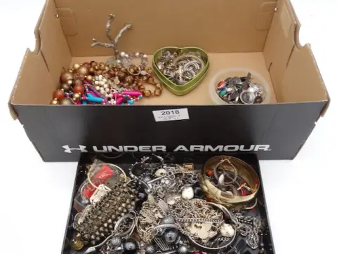 1 lot de bijoux fantaisie