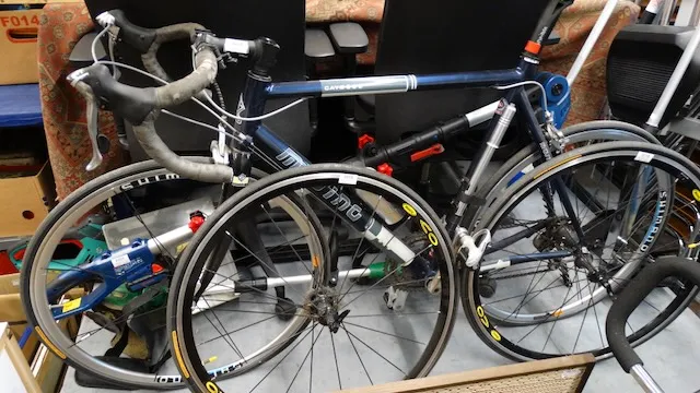 1 Rennrad mit 2 Ersatzrädern