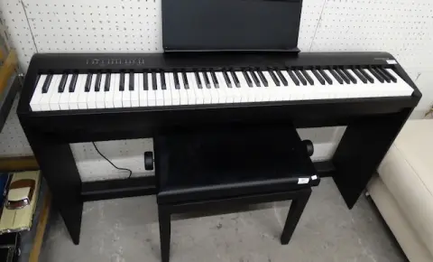1 piano "Roland" avec tabouret