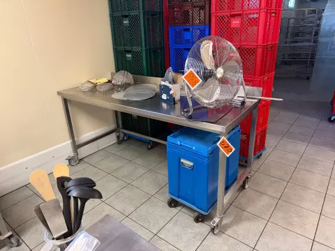Stół roboczy ze stali nierdzewnej (bez zawartości)