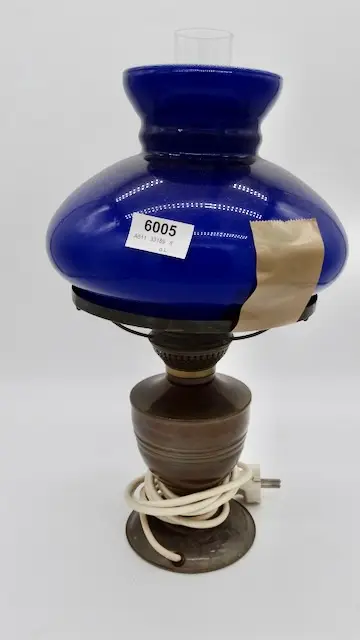 1 tafellamp met blauwe kap