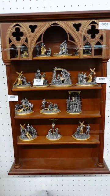 1 rek met metalen figuren "Jezus"