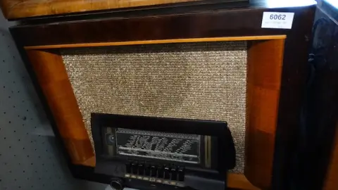 1 staré elektronkové rádio