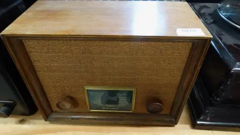 1 staré elektronkové rádio