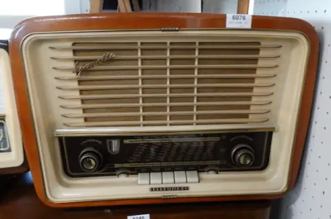 1 staré elektronkové rádio