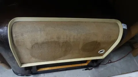 1 staré elektronkové rádio