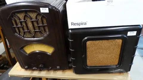1 staré rádio + reproduktor