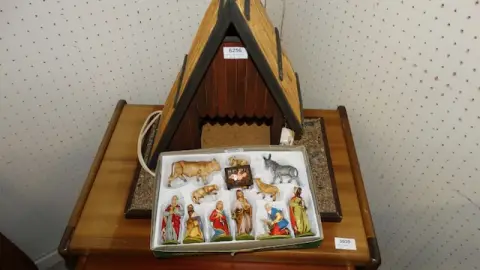 1 nativity scene with figures