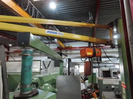 1 pillar jib crane, make: Abus, jib length approx. 300 cm, max. load capacity 500 kg