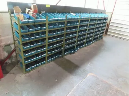 1 regał na drobne części i śruby, ok. 4 m x 1,40 m, zawartość: różne śruby itp.