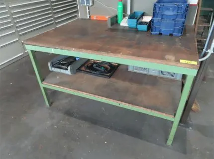 1 table de travail, env. 160 x 100 cm, 2 étagères