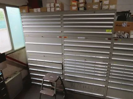 5 szaf na narzędzia, ok. 2,20 m x 0,50 m, 5 szuflad z zawartością, różne duże suwmiarki, szczypce, pręty gwintowane itp.