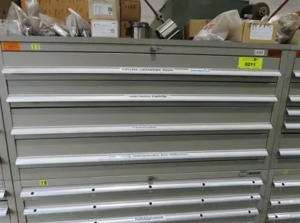 2 armoires à outils, env. 100 x 54 cm, 4 tiroirs, contenu : divers tubes, poinçons, douilles, etc., 1 armoire à outils, env. 100 x 100 cm, 8 tiroirs, contenu : diverses vis ajustées, clips de retenue, forets, fraises, etc.