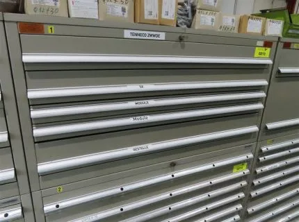 2 armoires à outils, env. 100 x 54 cm, 5 tiroirs, contenu : diverses fraises, boulons, modules, etc., 1 armoire à outils, env. 100 x 100 cm, 9 tiroirs, contenu : diverses vis ajustées, boulons, etc.