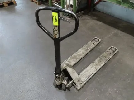 1 pallet truck, make: Crown
