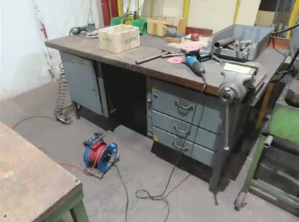 1 workbench, approx. 180 x 100 cm, 2 x base cabinet, 1 x with door, 1 x with 3 drawers, mounted vise